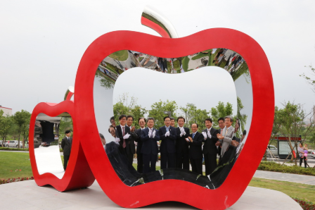 五天经典案例-韩国大邱市赠送宁波友好城市雕塑《苹果》