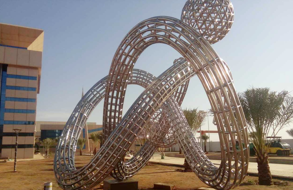 非洲苏丹安保技术学院不锈钢雕塑 现场安装照片